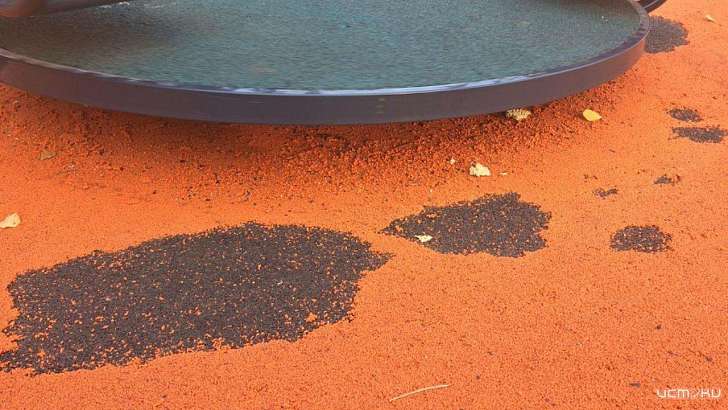 Покрытие на детской площадке в обновленном орловском сквере не продержалось и недели