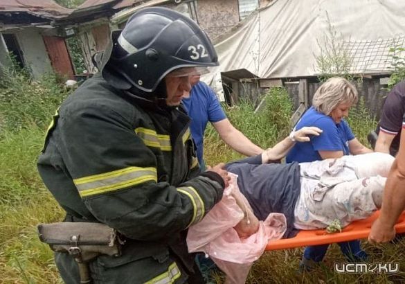 В орловской деревне пенсионерка провалилась в яму во время хозработ 