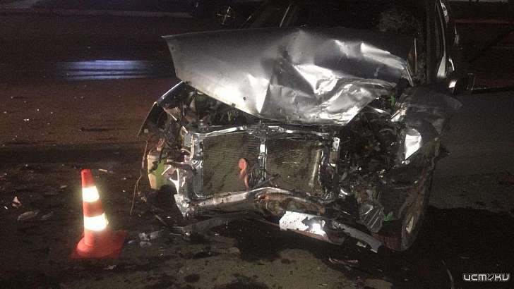 Во Мценске «Мицубиси» въехал в стоящую «Газель»