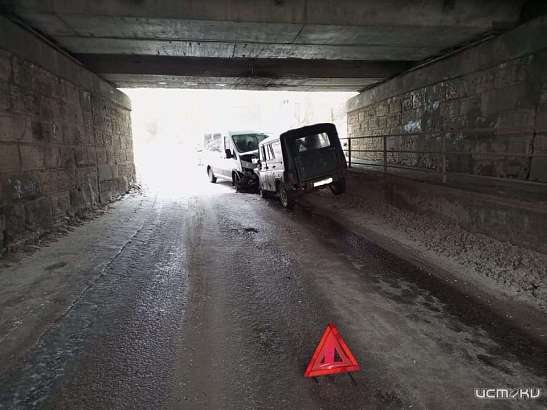 На Орловщине не поделили дорогу микроавтобус и «УАЗ»