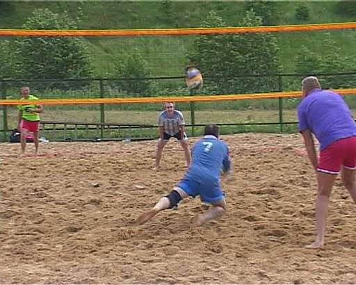 Капризная погода не повлияла на соревнования по пляжному волейболу...