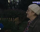 Старушка, которая сама латает дорогу цементом