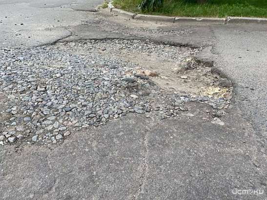 В пер. Речном в Орле «вечная» яма доставляет массу неудобств автомобилистам