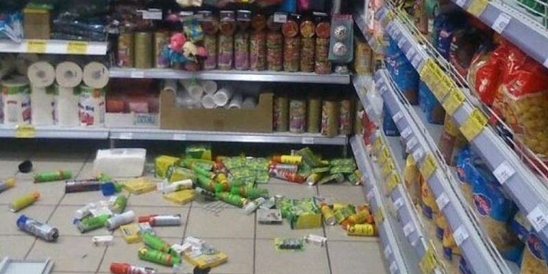 Орловчанин в супермаркете оскорблял покупателей и сбрасывал товар с полок