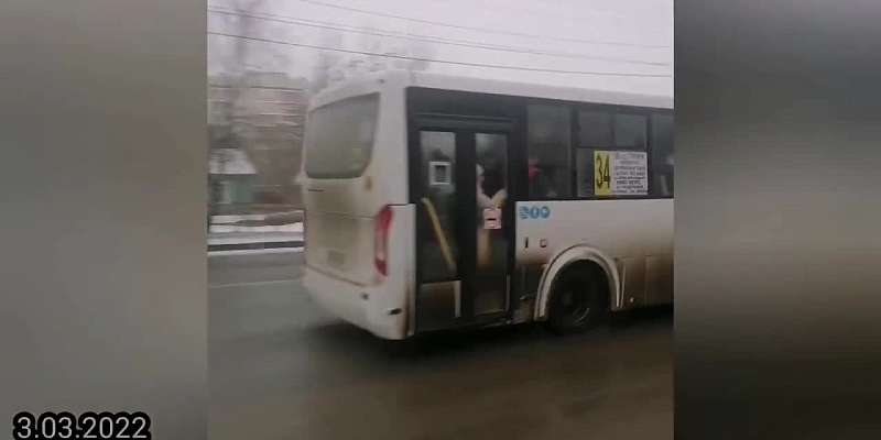 Орловчане в час пик каждый раз пытаются втиснуться в переполненные маршрутки
