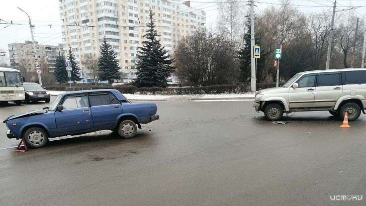В Орле двое пострадали в ДТП, врезавшись на «семерке» в УАЗ 