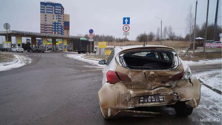 В Орле водитель грузовика зацепил попутный «Опель»: есть пострадавший