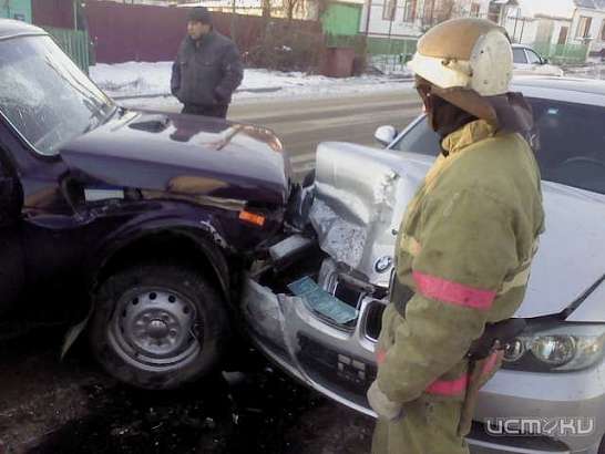 В Ливнах водитель «Нивы» врезался в припаркованный автомобиль