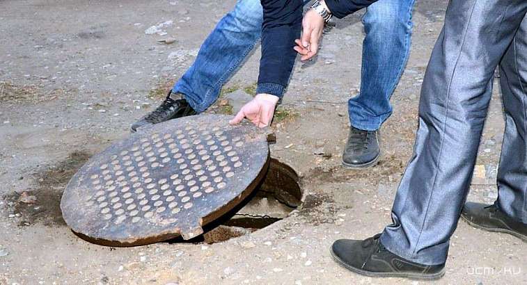 Двое тунеядцев украли люки у сельской администрации в Ливенском районе