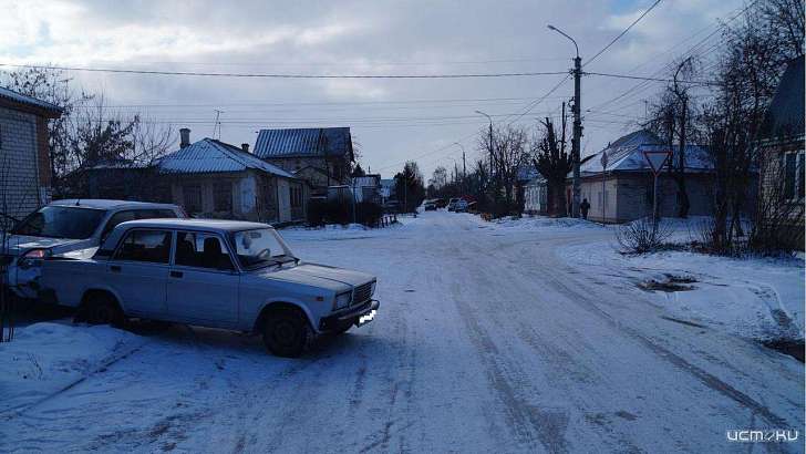 В Орле водитель внедорожника сбил пешехода и въехал в припаркованное авто