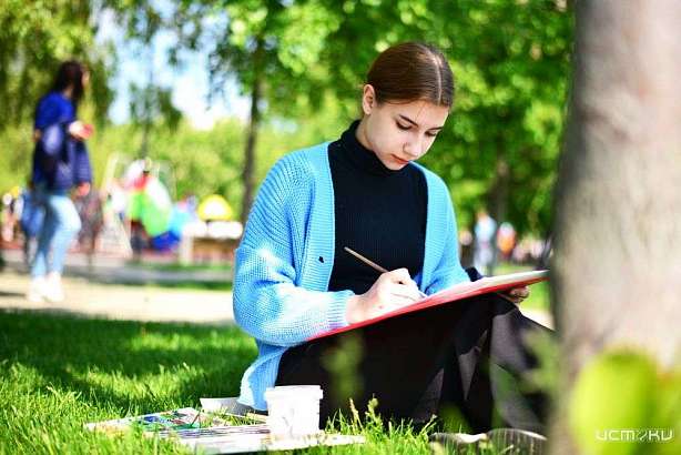 Орловчанин бесплатно нарисует портреты гостей ВДНХ