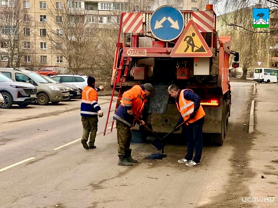 В Орле продолжается ямочный ремонт городских дорог литым асфальтом