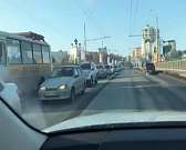 В Орле на Октябрьском мосту автомобилисты стоят в длинной пробке