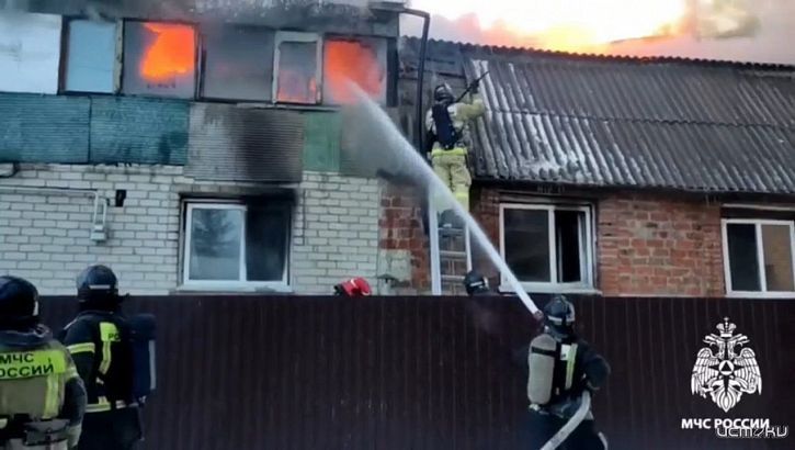 Сотрудники МЧС России работают на пожаре в Орле 