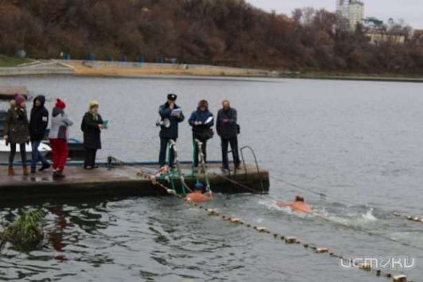 Орловчане устроили массовое купание в Оке. Фото