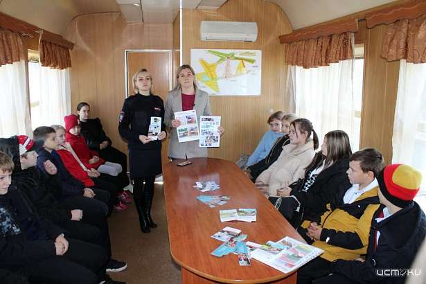 Железнодорожники провели урок безопасности для орловских школьников в рельсовом автобусе