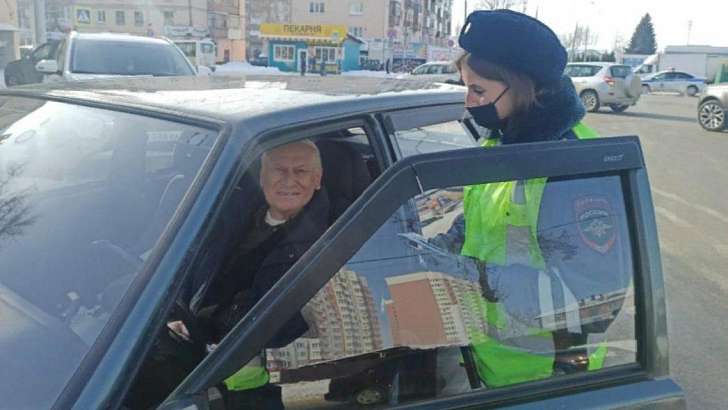 Сотрудницы ГИБДД поздравили орловских водителей с 23 февраля