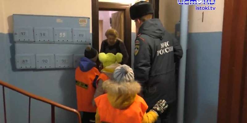 Как не угодить в беду? Это прохожим рассказывали спасатели вместе с юными кадетами