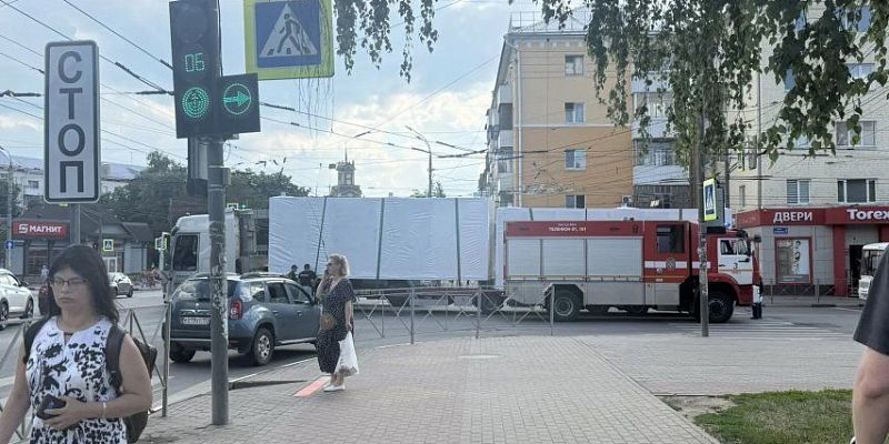 На перекрестке улиц Герцена и Московской фура зацепила провода 