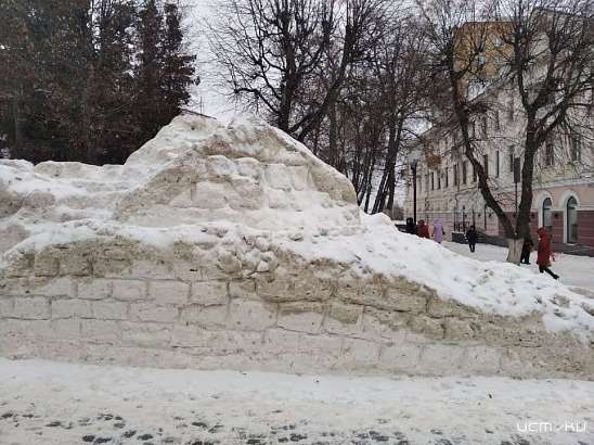 На ул. Ленина находчивые жители лепят арт-объекты из невывезенного снега