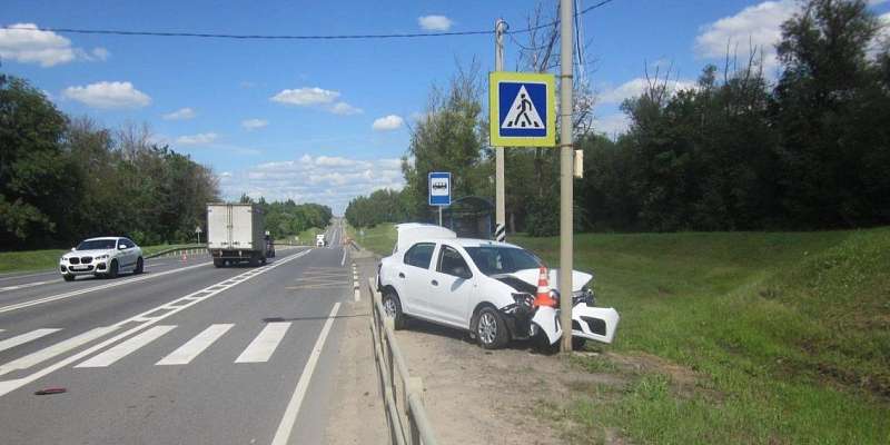 Догнал один другого: под Орлом от удара попутки «Рено» отбросило в дорожный знак 
