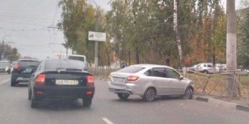 ДТП на улице Комсомольская: автомобиль врезался в ограждение