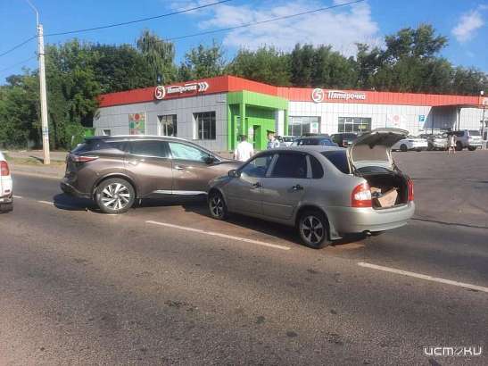 В Орле иномарка нарушила ПДД и столкнулась с «Ладой»