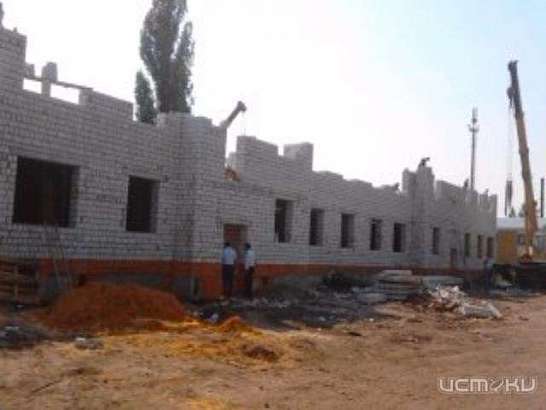 Строительство дома в поселке Долгое должно завершиться в ноябре.