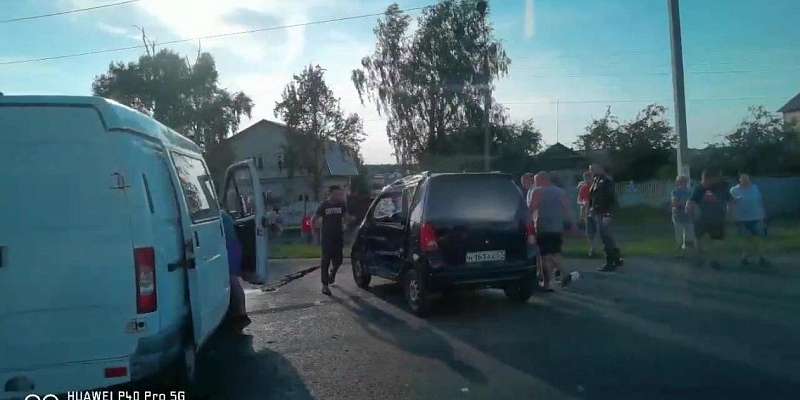 Видео: в Знаменке женщина на «Опеле» устроила ДТП при развороте