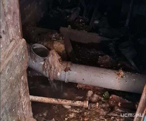 В одном из орловских домов течёт канализация, а в подъезде торчат провода