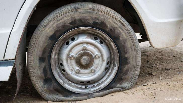 Гуляя ночью, амчанин на пьяную голову проколол колеса чужого фургона