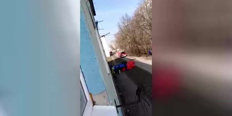 Видео: орловчанина отговорили от прыжка с четвертого этажа