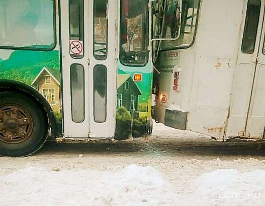 Снова ДТП на остановке: из-за скользкой дороги в Орле столкнулись троллейбусы