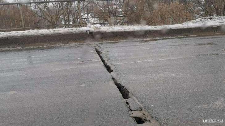 Трещит по швам: орловчане опасаются ездить по мосту в районе мясокомбината