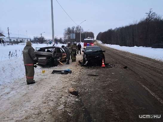 Выехал на встречку: на Орловщине лоб в лоб столкнулись ВАЗ и иномарка