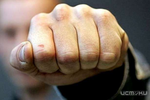 В Орловском районе мужчина жестоко избил своего знакомого в гараже