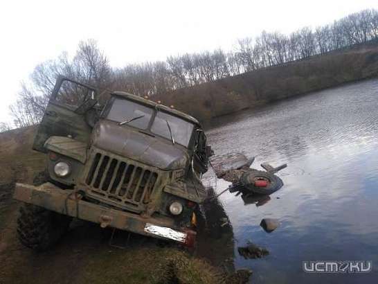  Молодой парень погиб, перевернувшись на грузовике в пруд