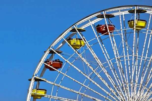 В Ливнах дворы «украсили» кабинками старого колеса обозрения