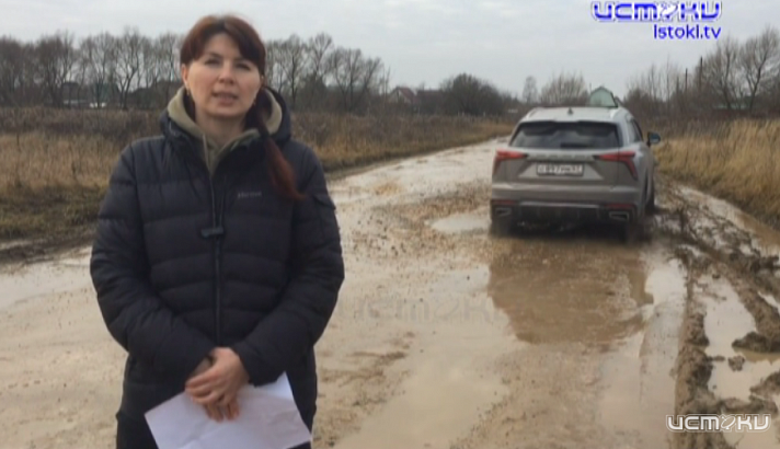 Жители поселка Вязки Орловского МО показали ужасные дороги, по которым им приходится передвигаться