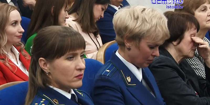 301 год на страже закона. Сегодня профессиональный праздник отмечают сотрудники прокуратуры. Представители орловского ведомства получили заслуженные н...