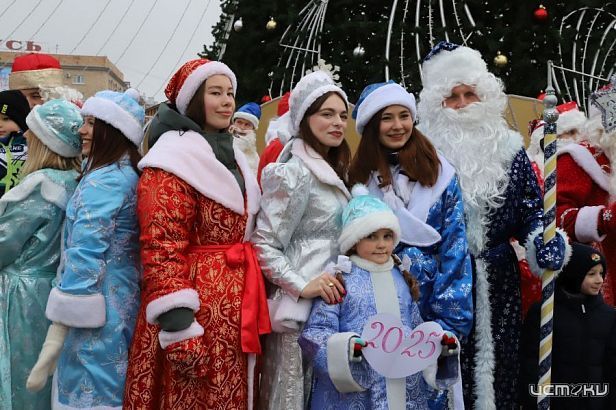 В Орле прошел парад Дедов Морозов и Снегурочек