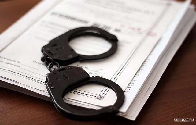 Полицейские поймали пьяницу, повредившего Доску почета в Орловской области