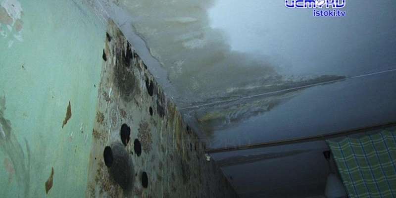 В общежитии, где обрушился спортзал, залило два этажа, а Клычков пока не собирается открывать детские лагеря