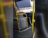 В Орле на видео попал водитель, управлявший маршруткой без рук