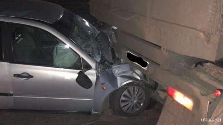 На Орловщине водитель «Лады» попал в больницу, врезавшись в стоявший КамАЗ с прицепом