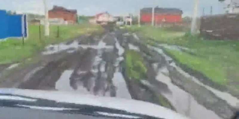Дорога или испытательный полигон? Под Орлом машины утопают в грязи