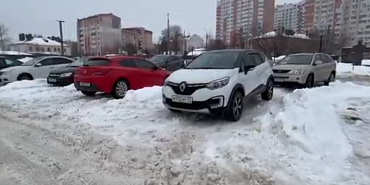 Площадь маршала Жукова осталась в этом году и без елки, и без уборки от снега