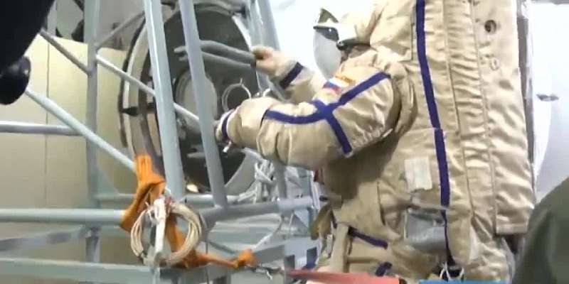 Орловский космонавт проходит тренировочную подготовку к высадке на Луне