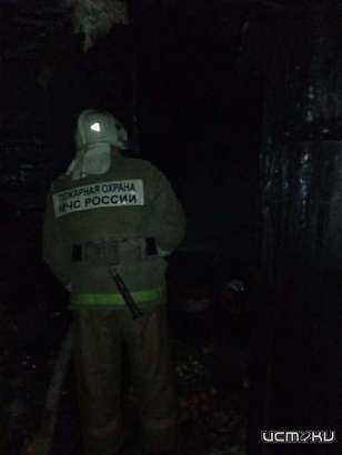 На Орловщине в селе Тросна вспыхнула хозпостройка