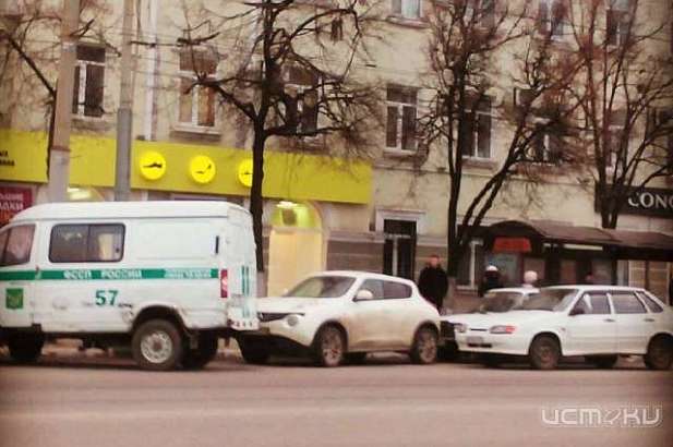 В Орле должница сутки сидит в машине, чтобы не отдавать ее судебным приставам